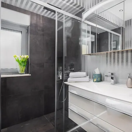 Sara - Luxurious Sea View With Garage Apartmán *